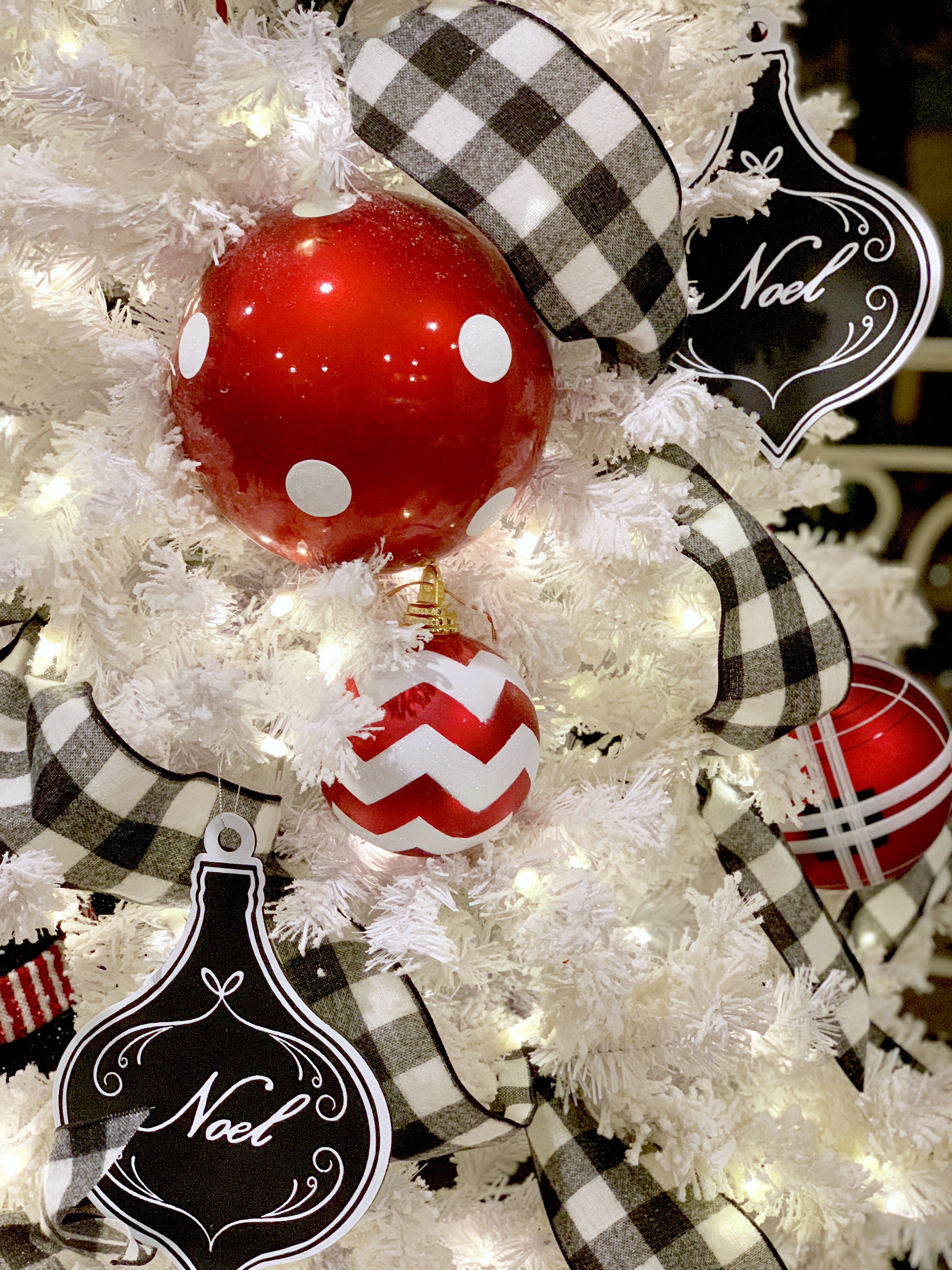 The Perfect Red, White and Black Christmas Tree! | Turtle Creek Lane