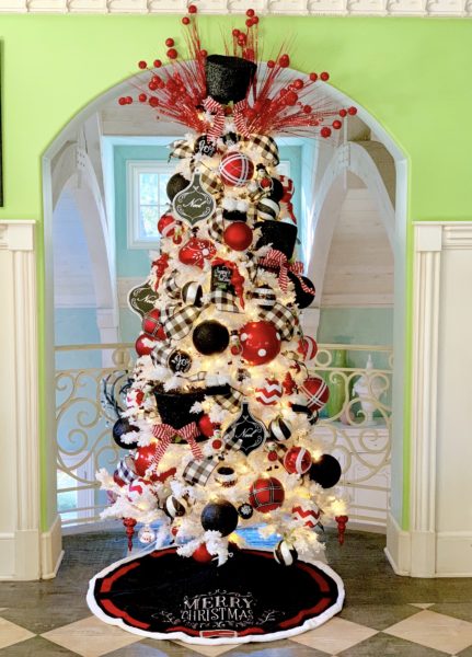 The Perfect Red, White and Black Christmas Tree! | Turtle Creek Lane