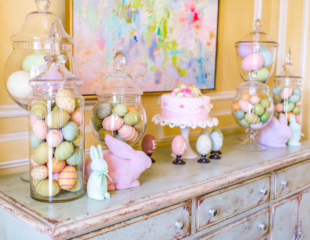 Easter dining room decor by home decor blogger Turtle Creek Lane.