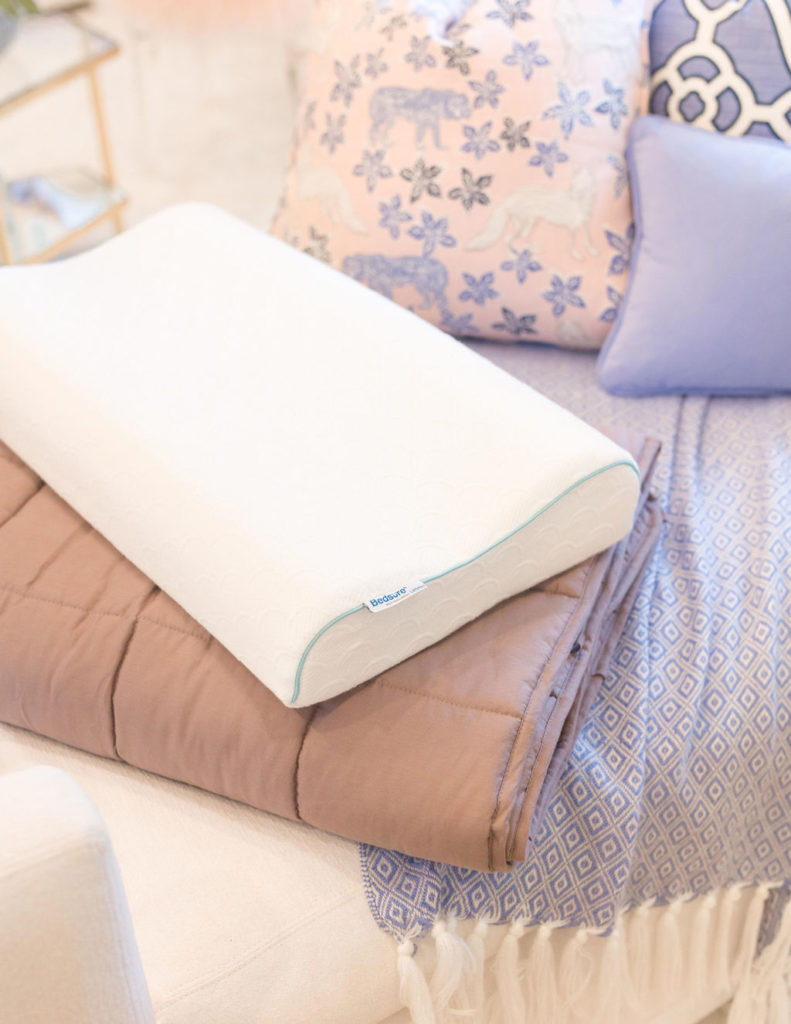 Turtle Creek Lane reviews the Bedsure weighted blanket and contour pillow! Read the full review at turtlecreeklane.com