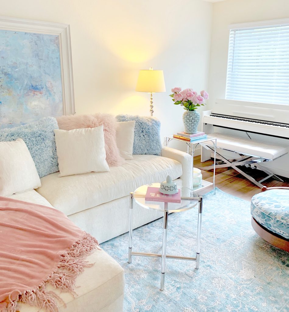 Apartment spring decor by Turtle Creek Lane! Pink and blue home decor designed by lifestyle blogger, Turtle Creek Lane. Head to turtlecreeklane.com for home inspiration!